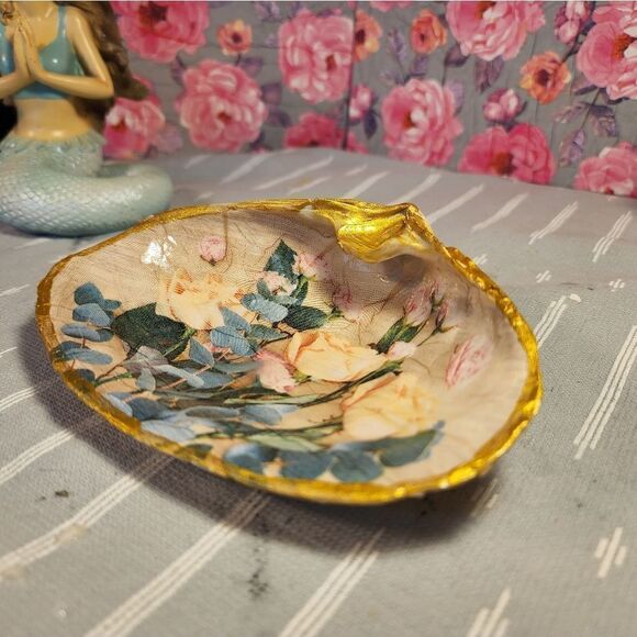 DECOUPAGE CLAM SHELL DECOUPAGE FLOWERS ON A CLAM SHELL TRINKET DISH - Picture 7 of 11